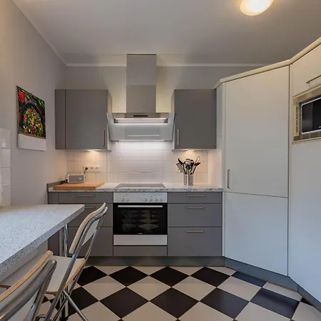 Apartament Bi De 1 *